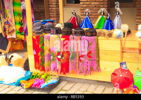 Mtskheta, Georgia - 28 Aprile 2017: dono georgiano negozio di souvenir nel mercato in stallo Foto Stock