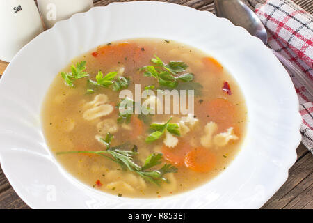 Zuppa con polpette di carne e la pasta nella piastra sulla tavola Foto Stock