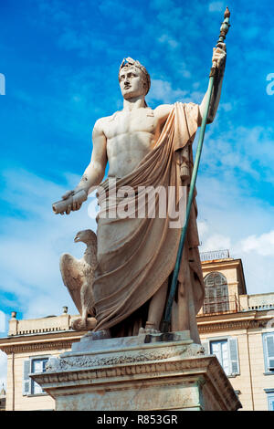 Una vista del luogo piazza Saint-Nicolas in Bastia, Corsica, Francia, evidenziando la vecchia statua di Napoleone Bonaparte come un imperatore romano, scolpita su Foto Stock