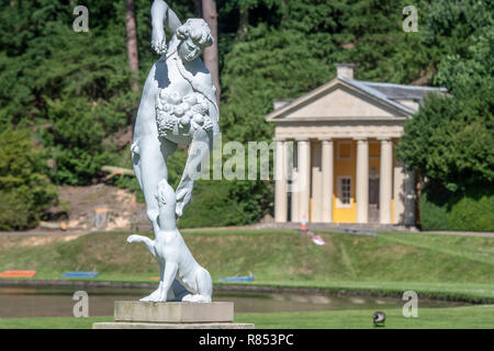 Il parco reale di Studley acqua garden offre una serie di belle neoclassico sculture in marmo, Ripon , Yorkshire, Regno Unito Foto Stock