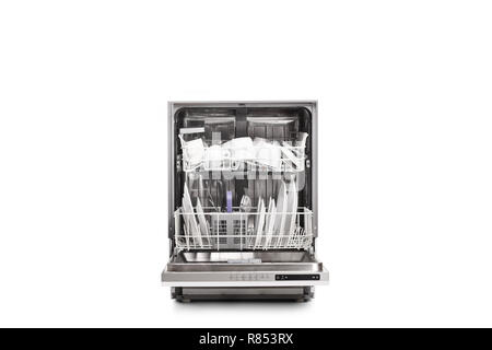 Studio shot di una lavastoviglie caricato isolati su sfondo bianco Foto Stock