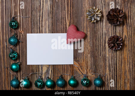 Le decorazioni di Natale ornamento - Palle di Natale, Pigna e cuore su sfondo di legno. Copyspace. Foto Stock