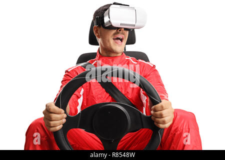 Racer in un sedile di vettura tenendo un volante e indossa le cuffie VR isolati su sfondo bianco Foto Stock