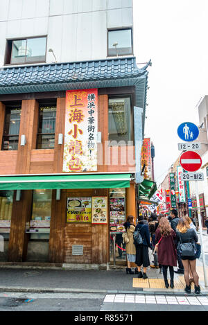 Yokohama Chinatown vetrine colorate architettura, Yokohama Kanagawa, Giappone Foto Stock