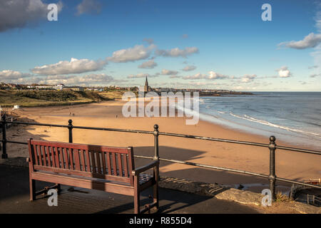 Vista nord lungo la spiaggia Longsands, Tynemouth. Foto Stock