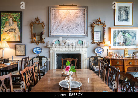 Il eclectically decorato interno di un British bed and breakfast sala da pranzo del Richmond, Yorkshire, Regno Unito. Foto Stock