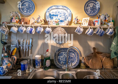 Il eclectically decorate cucina interno di un bed & breakfast britannico, Richmond, Yorkshire, Regno Unito. Foto Stock