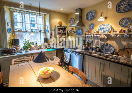 Il eclectically decorate cucina interno di un bed & breakfast britannico, Richmond, Yorkshire, Regno Unito. Foto Stock