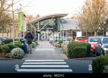 Oxford M40 Autostrada stazione di servizio incorporante Starbuck drive thru pizza express e days inn hotel Foto Stock