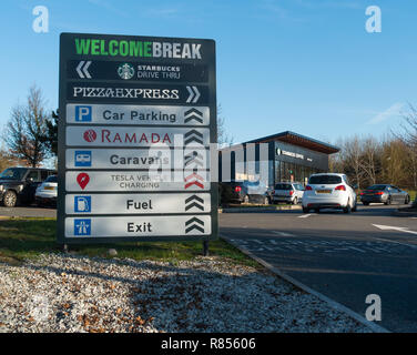 Oxford M40 Autostrada stazione di servizio incorporante Starbuck drive thru pizza express e days inn hotel Foto Stock