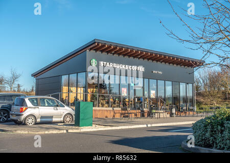 Oxford M40 Autostrada stazione di servizio incorporante Starbuck drive thru pizza express e days inn hotel Foto Stock