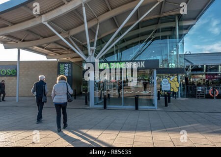 Oxford M40 Autostrada stazione di servizio incorporante Starbuck drive thru pizza express e days inn hotel Foto Stock