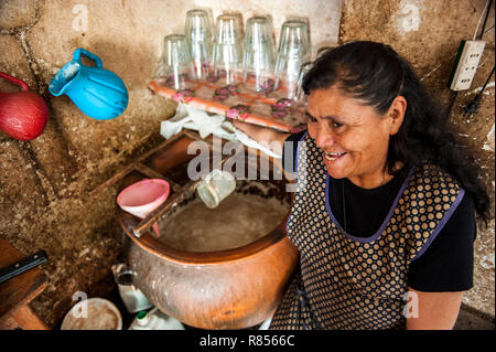 Le donne stanno preparando chicha in Chicheria è il posto in casa, in una stanza inutilizzata dove la gente locale sta bevendo birra rinfrescante chicha- Inca. Foto Stock