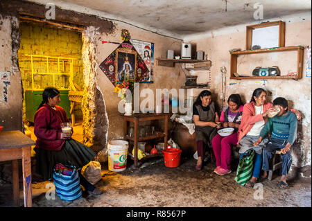 Chicheria è il posto in casa, in una stanza inutilizzata dove la gente locale sta bevendo la birra fresca chicha- Inca è fatta da una specie speciale di mais. Foto Stock