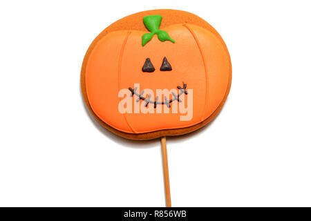 Halloween gingerbread cookie isolato. Halloween arancione zucca biscotto di zucchero. La tratta per la festa di Halloween. Isolato su bianco Foto Stock