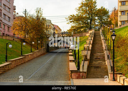 CHERNIVTSI, ucraina. Bagno turco Square. Costoso per il ciottolo e ponte sopra il bagno turco street. Architettura in città vecchia Chernivtsi. Western Foto Stock