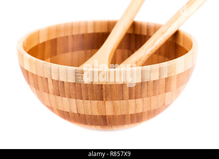 Svuotare il bambù bocce e cucchiai di legno isolato su sfondo bianco. Foto Stock
