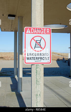 Pericolo incustoditi Waterfront segno a Scusset Beach in Sagamore, parte di Bourne, Cape Cod, Massachusetts, STATI UNITI D'AMERICA Foto Stock