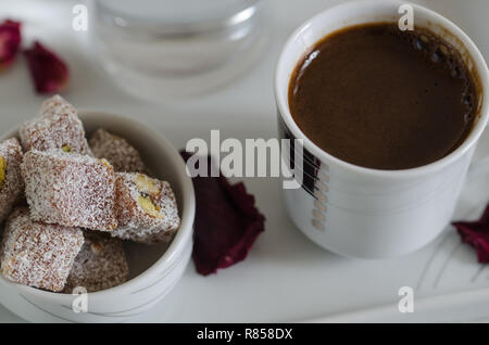 Il caffè turco e delizie turche con pistacchi in porcellana bianca ciotola ,selective chiarezza,profondità di campo Foto Stock