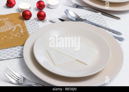 Posizionare l'impostazione con fetta di Natale sulla piastra vuota