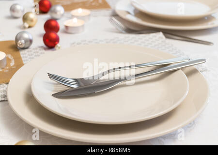 Posate sul posto vuoto impostazione sul tavolo bianco in vacanza Foto Stock