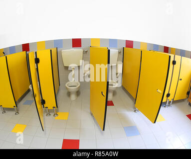 Interno delle scuole materne con sportelli gialli senza figli da obiettivo fisheye Foto Stock