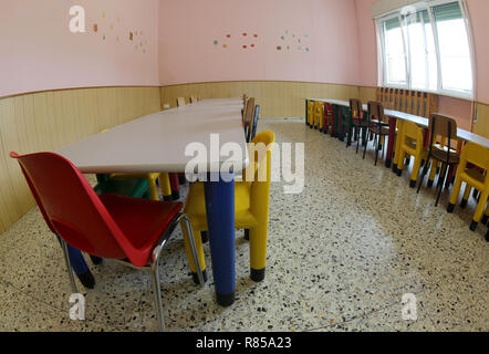 Piccoli posti a sedere e tavoli in un refettorio del vivaio mensa senza figli Foto Stock