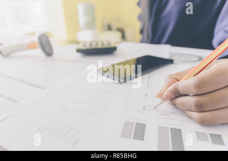 Concetto di affari finanziari e contabilità con mano umana stanno puntando sul foglio di carta e la scrittura, report finanziario e con il foglio di carta di pianificazione Foto Stock