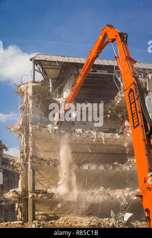 Demolizione in corso dei mitici anni settanta Metal Box Edificio, Reading, Berkshire, più tardi conosciuto come Casa di Energis. Foto Stock