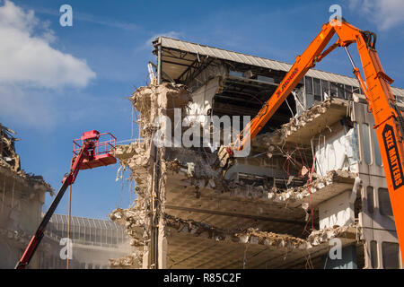 Demolizione in corso dei mitici anni settanta Metal Box Edificio, Reading, Berkshire, più tardi conosciuto come Casa di Energis. Foto Stock