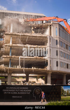 Demolizione in corso dei mitici anni settanta Metal Box Edificio, Reading, Berkshire, più tardi conosciuto come Casa di Energis. Foto Stock