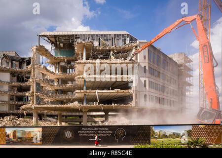 Demolizione in corso dei mitici anni settanta Metal Box Edificio, Reading, Berkshire, più tardi conosciuto come Casa di Energis. Foto Stock