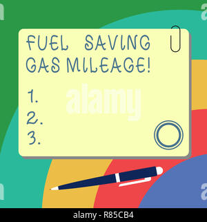 La grafia la scrittura di testo il risparmio di carburante distanza in miglia del gas. Concetto significato spendendo meno soldi a spese del veicolo risparmio gas quadrato bianco Color Board con M Foto Stock