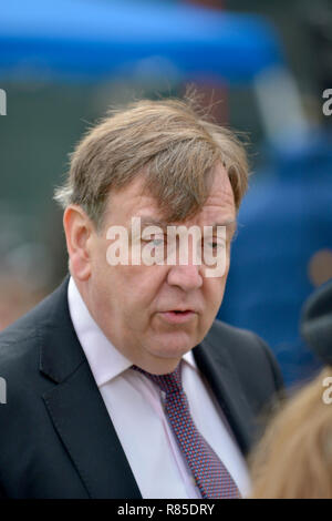 John Whittingdale MP (Cost: Maldon) su College Green, Westminster, per discutere del voto di fiducia in Theresa Maggio la leadership del conservatore Pa Foto Stock