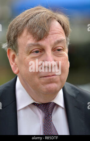 John Whittingdale MP (Cost: Maldon) su College Green, Westminster, per discutere del voto di fiducia in Theresa Maggio la leadership del conservatore Pa Foto Stock