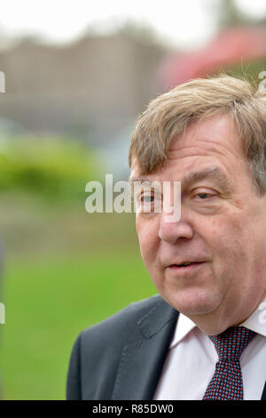 John Whittingdale MP (Cost: Maldon) su College Green, Westminster, per discutere del voto di fiducia in Theresa Maggio la leadership del conservatore Pa Foto Stock