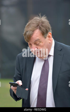 John Whittingdale MP (Cost: Maldon) su College Green, Westminster, per discutere del voto di fiducia in Theresa Maggio la leadership del conservatore Pa Foto Stock