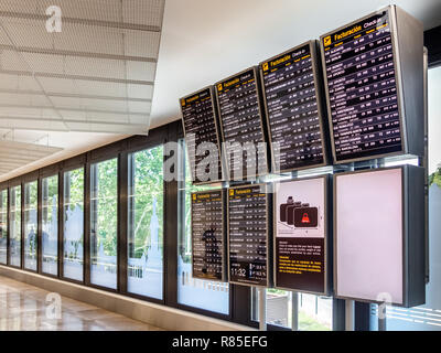 Aeroporto bacheca in lingua spagnola Foto Stock