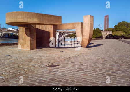 Siviglia, Spagna, 29 Ottobre 2018: Monumento alla tolleranza di Eduardo Chillida, Paseo Cristobal Colon, Siviglia, Spagna Foto Stock