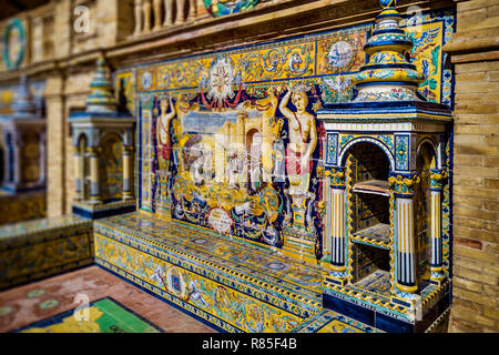 Vecchio famoso ceramiche decorative di Plaza de Espana in Siviglia, Spagna. Costruito nel 1928 per la Ibero American Exposition di 1929. Foto Stock