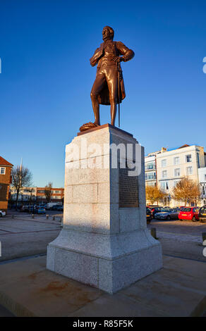 Statua di Orazio Nelson vicino al luogo dove si imbarcò per l'ultima volta a bordo HMS Victory prima della battaglia di Trafalgar nel 1805 Foto Stock