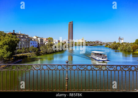 Il fiume Guadalquivir vista dal ponte Isabel II a Siviglia, Spagna Foto Stock