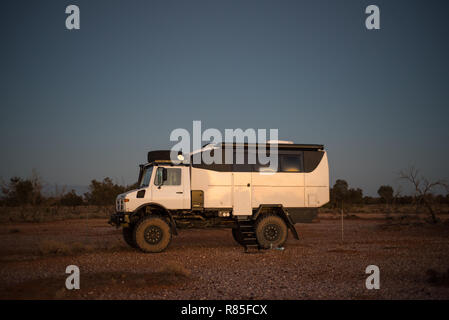 Caravan libero campi in Australia Outback al tramonto. Foto Stock