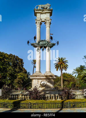 Il Monumento a Cristoforo Colombo e la nave Isabel, monumento eretto nel 1921 nei Jardines de Murillo a Siviglia, Spagna Foto Stock