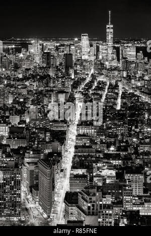 Vista aerea del, Midtown Manhattan e Fifth Avenue di notte in bianco e nero. La città di New York, Stati Uniti d'America Foto Stock