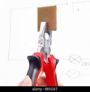 Moderno computer centrale processori CPU bloccato nelle pinze Foto Stock