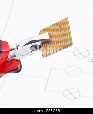 Moderno computer centrale processori CPU bloccato nelle pinze Foto Stock