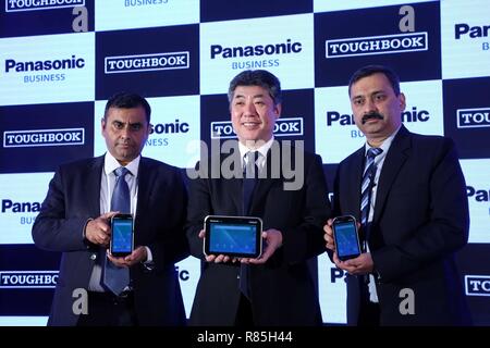 New Delhi, India. Xiii Dec, 2018. Hiroaki Sakamoto, MD, soluzioni di mobile business division, Panasonic Corporation, insieme con gli altri durante il lancio di più dure del touch pad smart phone. Credito: Jyoti Kapoor/Pacific Press/Alamy Live News Foto Stock