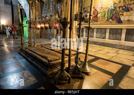 La pietra dell'unzione, dove Gesù' corpo è detto di essere stato unto prima della sepoltura nella chiesa del Santo Sepolcro di Gerusalemme. Foto Stock