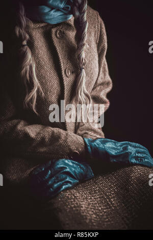 Donna storico in cappotto invernale in possesso di un libro Foto Stock